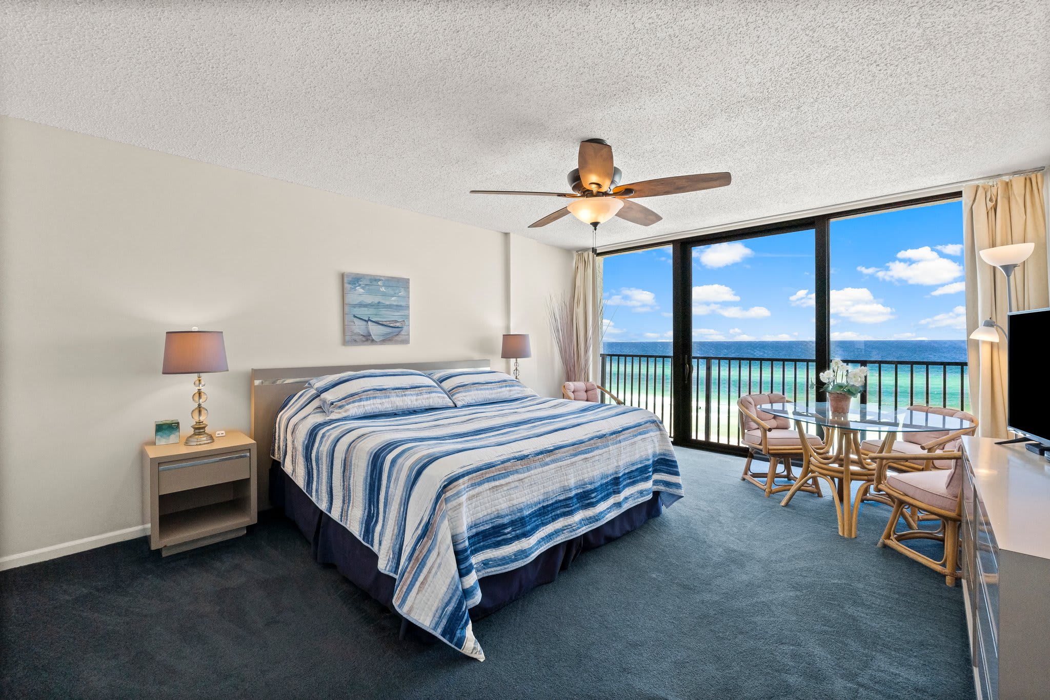 LARGE MASTER BEDROOM, KING BED, TABLE AND CHAIRS, TV ALL GLASS WALL!