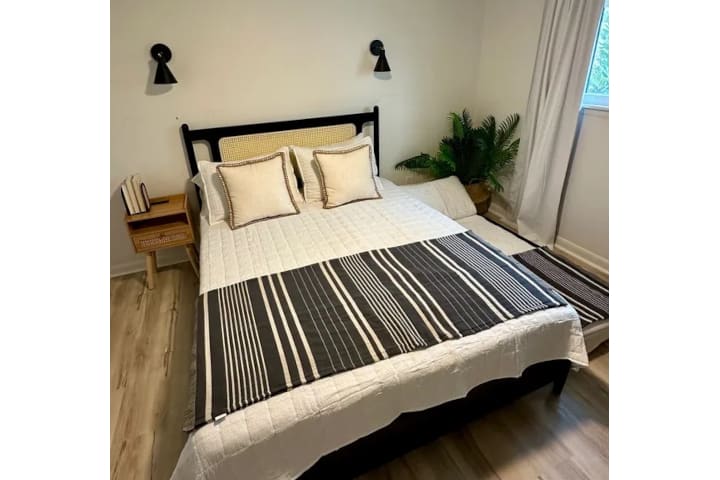 Bedroom w/ Queen &amp; Pullout Trundle: Upstairs