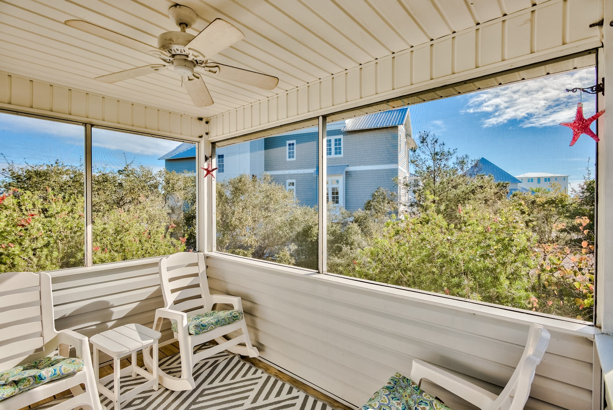 Screened in Porch - THE PERFECT place for morning coffee/evening cocktails!