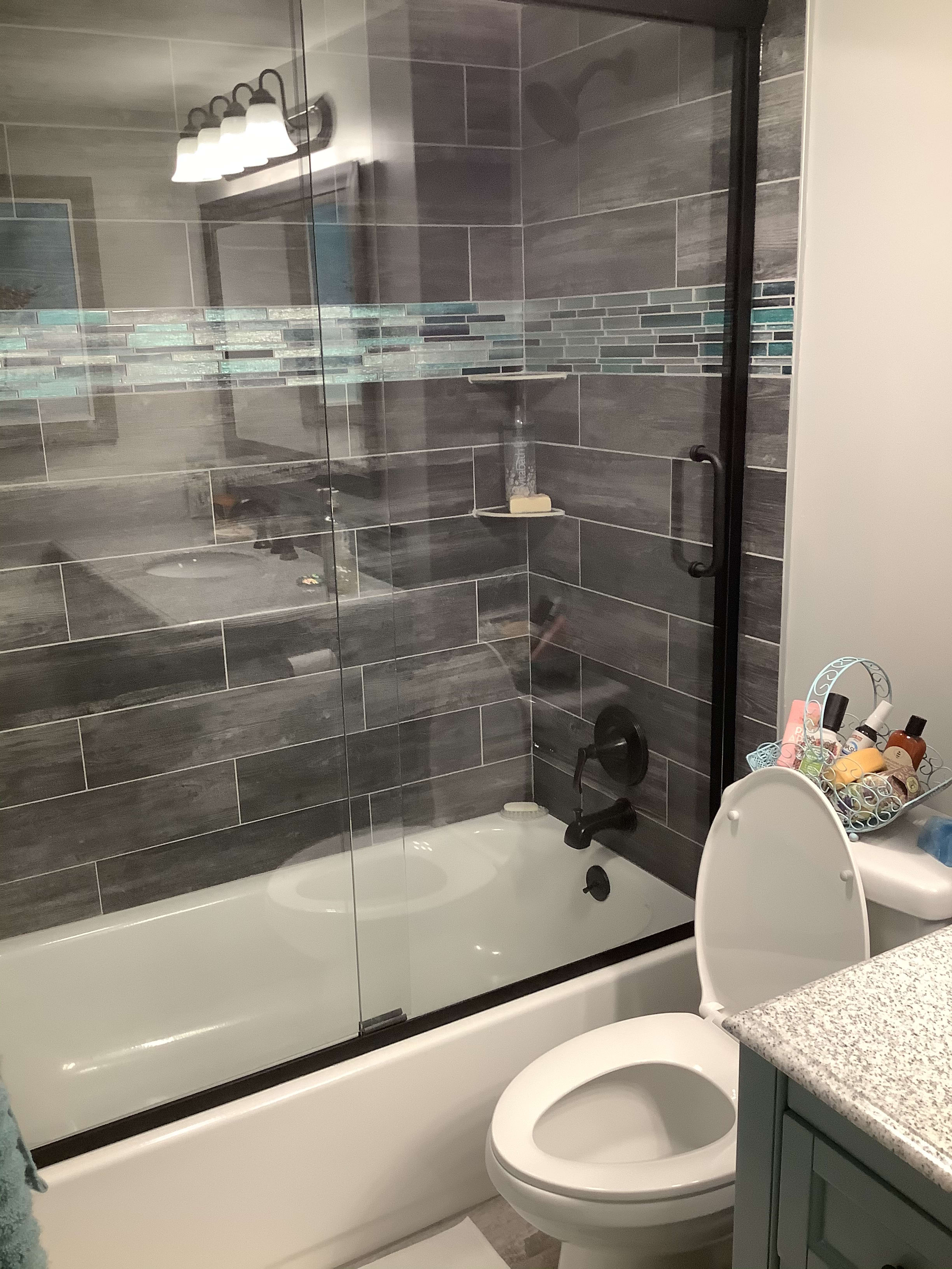 Master bath tub/shower with tile