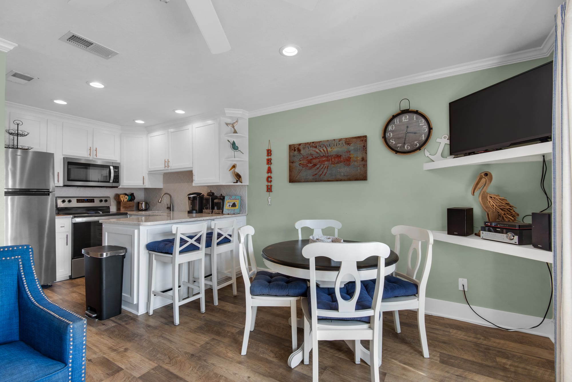 Dining table for 4 and 2 at kitchen counter