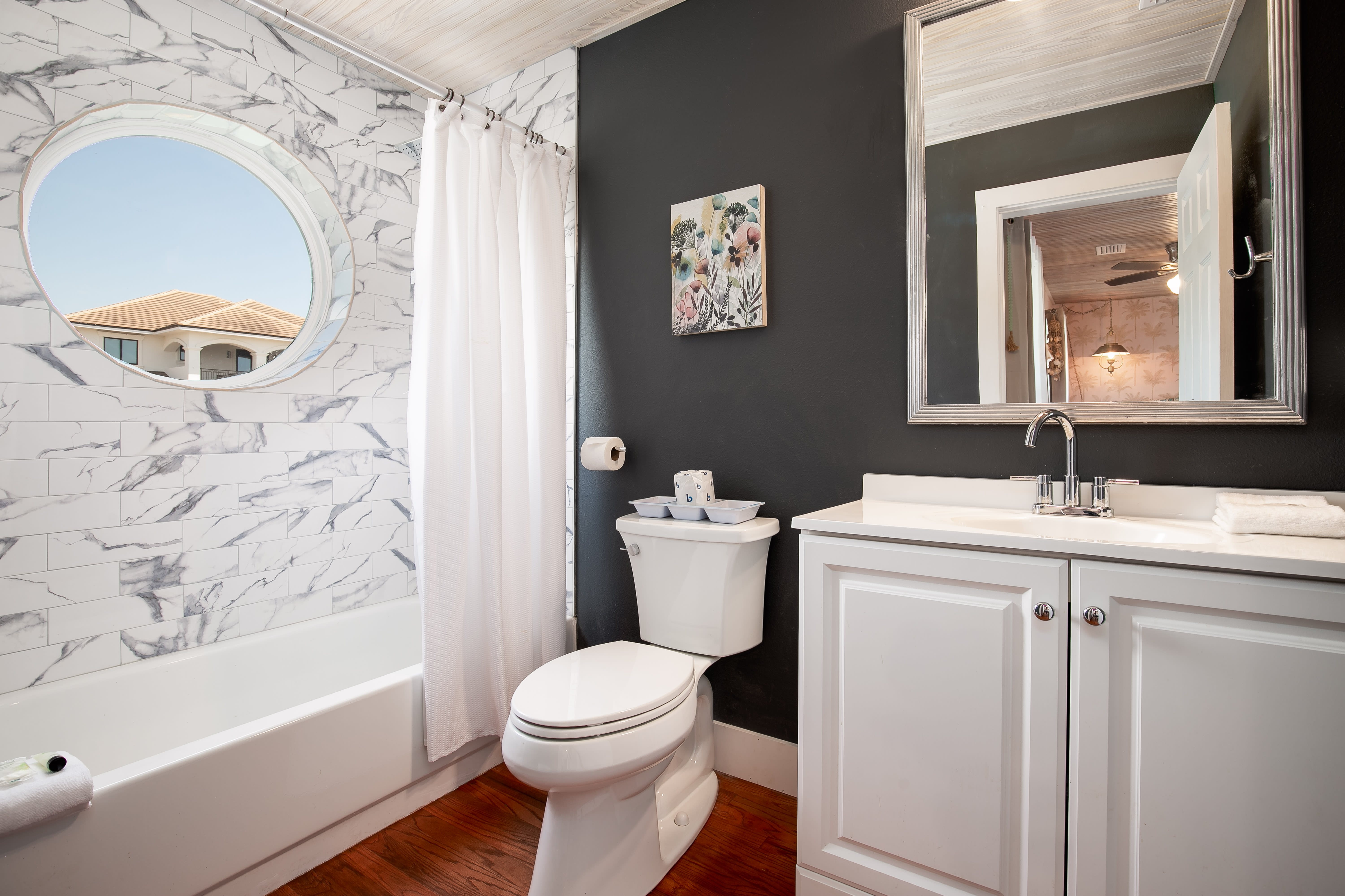 Ensuite bath with tub/shower combo.