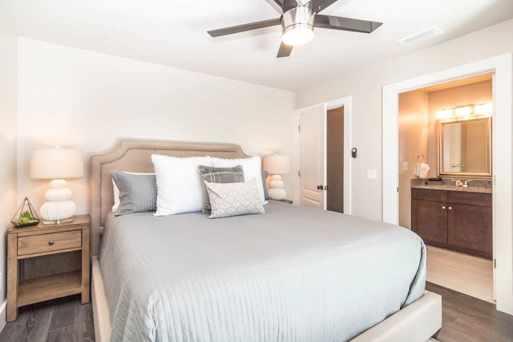 King Guest room and en-suite bathroom