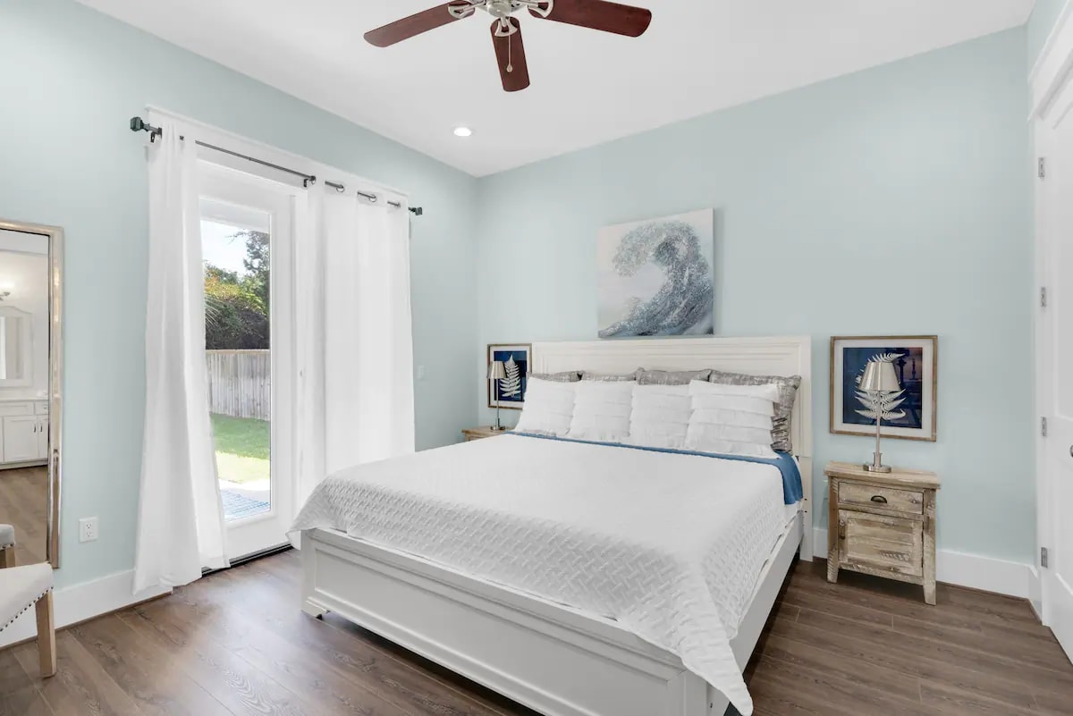 Breeze-18 Bed 2 - Photo 1 - 1st floor king suite with private bath, private pool entrance, and wall-mounted tv. (Yes! Breeze has two 1st floor king suites! That's very tough to find!)