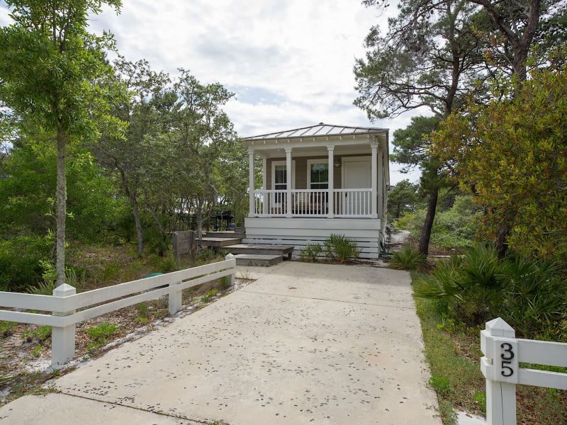 Parking for 2-3 cars at Bella Natura, Quiet Cul-de-Sac - 6 minute walk to beach