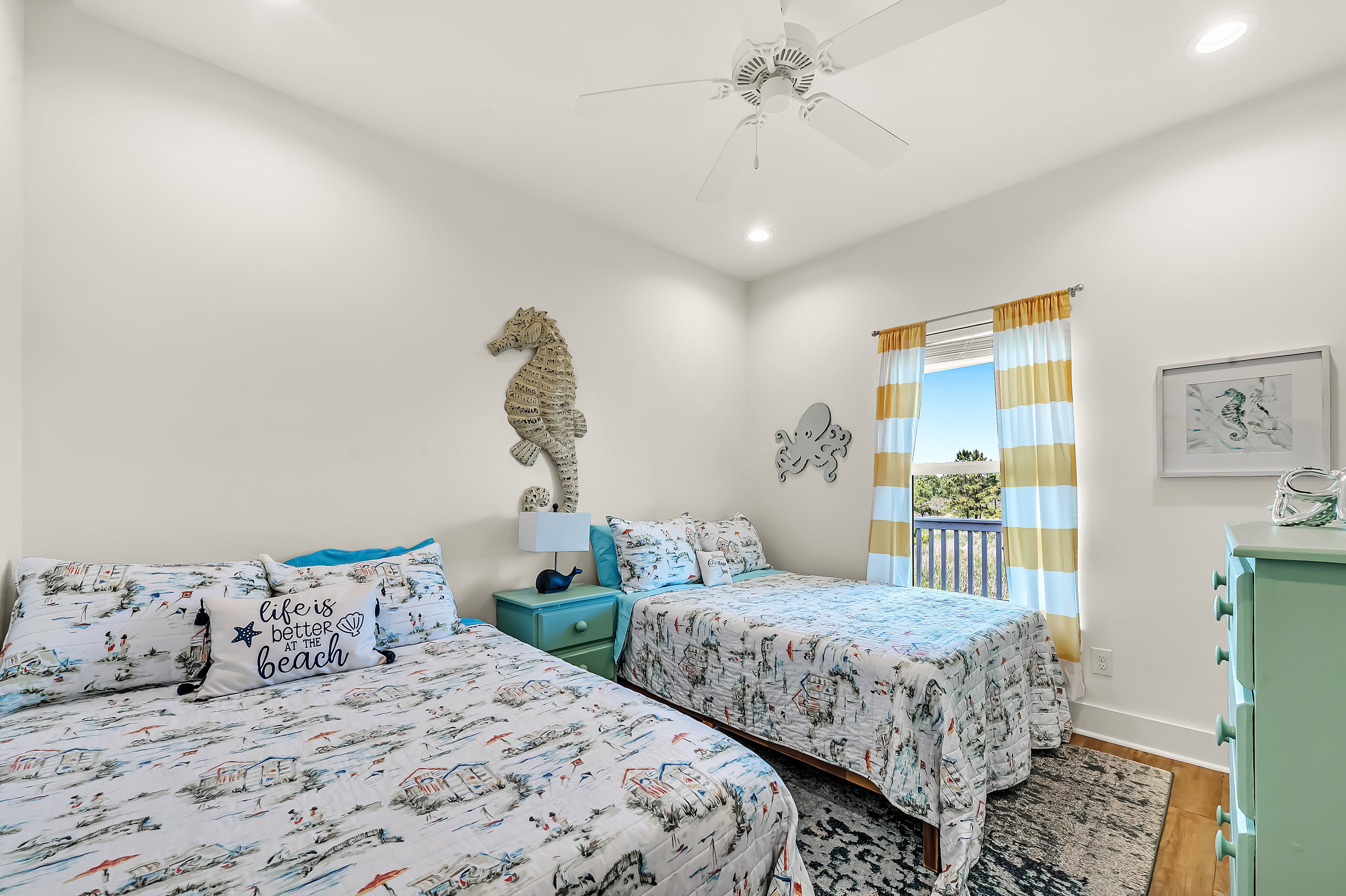 Room with 2 full beds