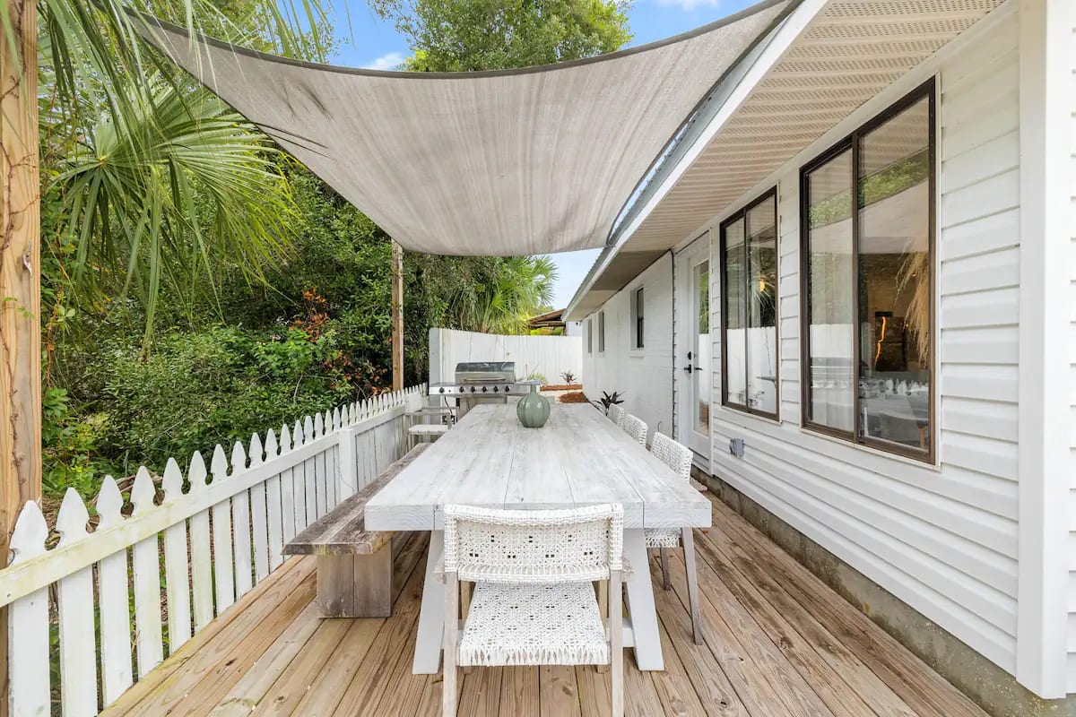 Gorgeous outdoor patio dining with gas grill 