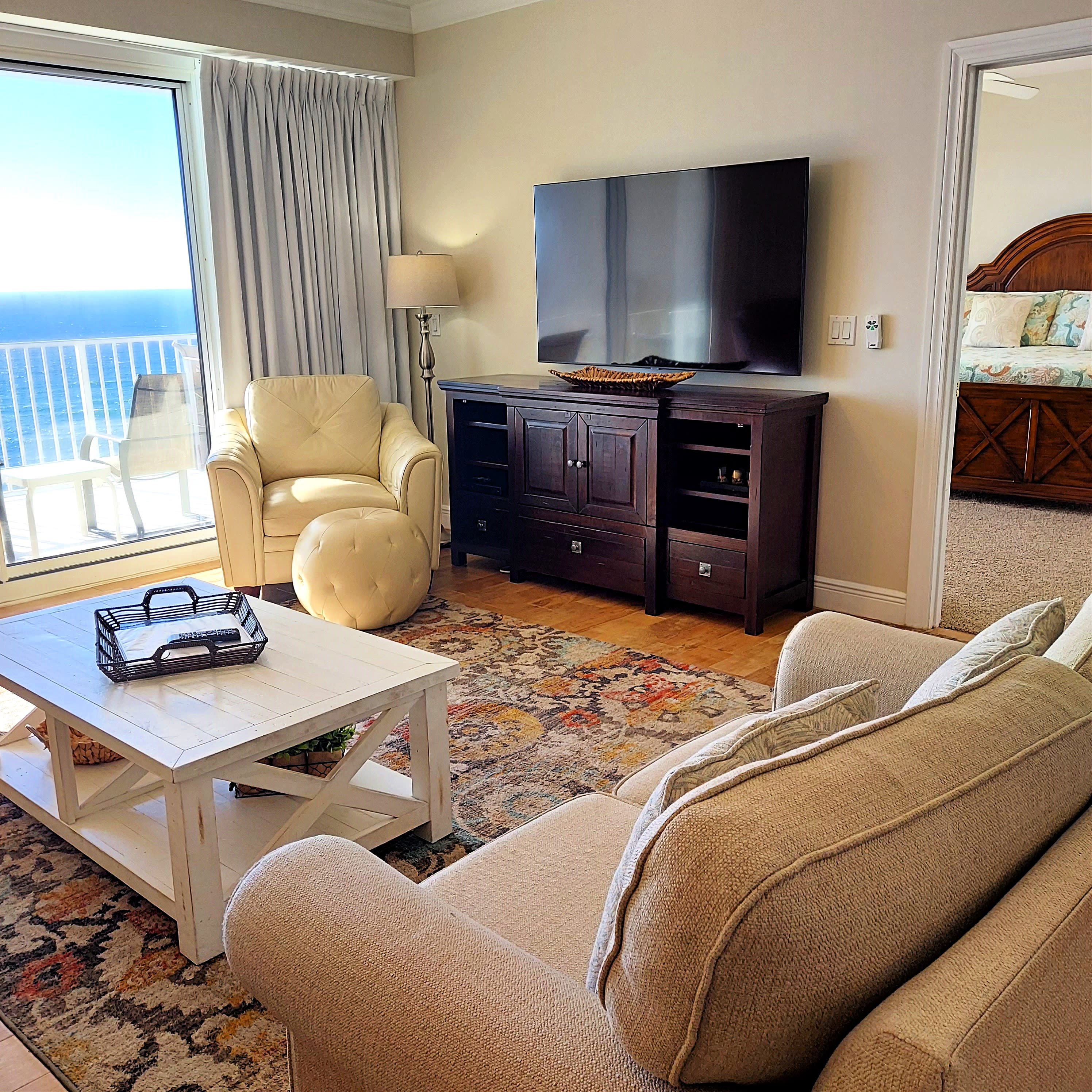 Gulf Front Living Room/55in TV