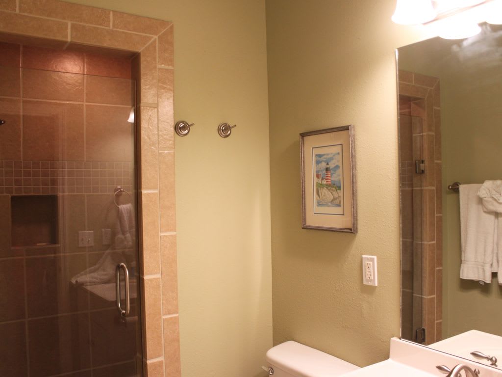 Upgraded Full Bath with Shower Seat on Main 