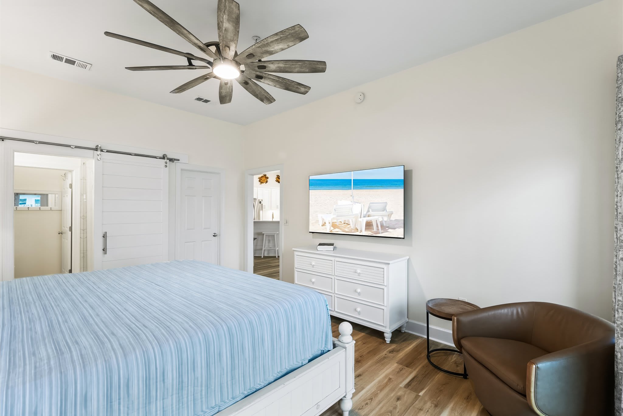 Master King Bedroom with ensuite and Smart Tv