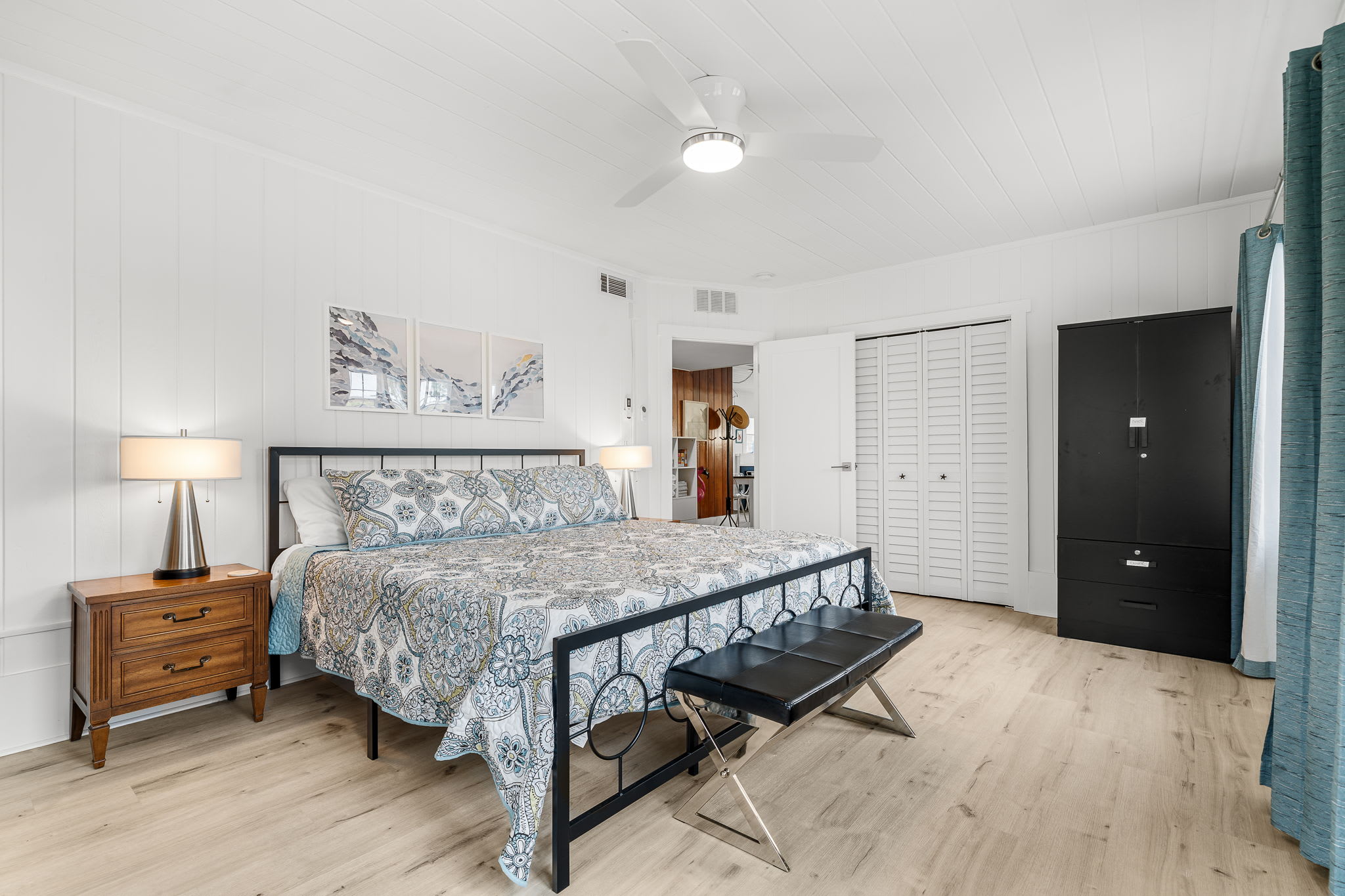 King room shares a hall bath with the twin room; independently controlled air