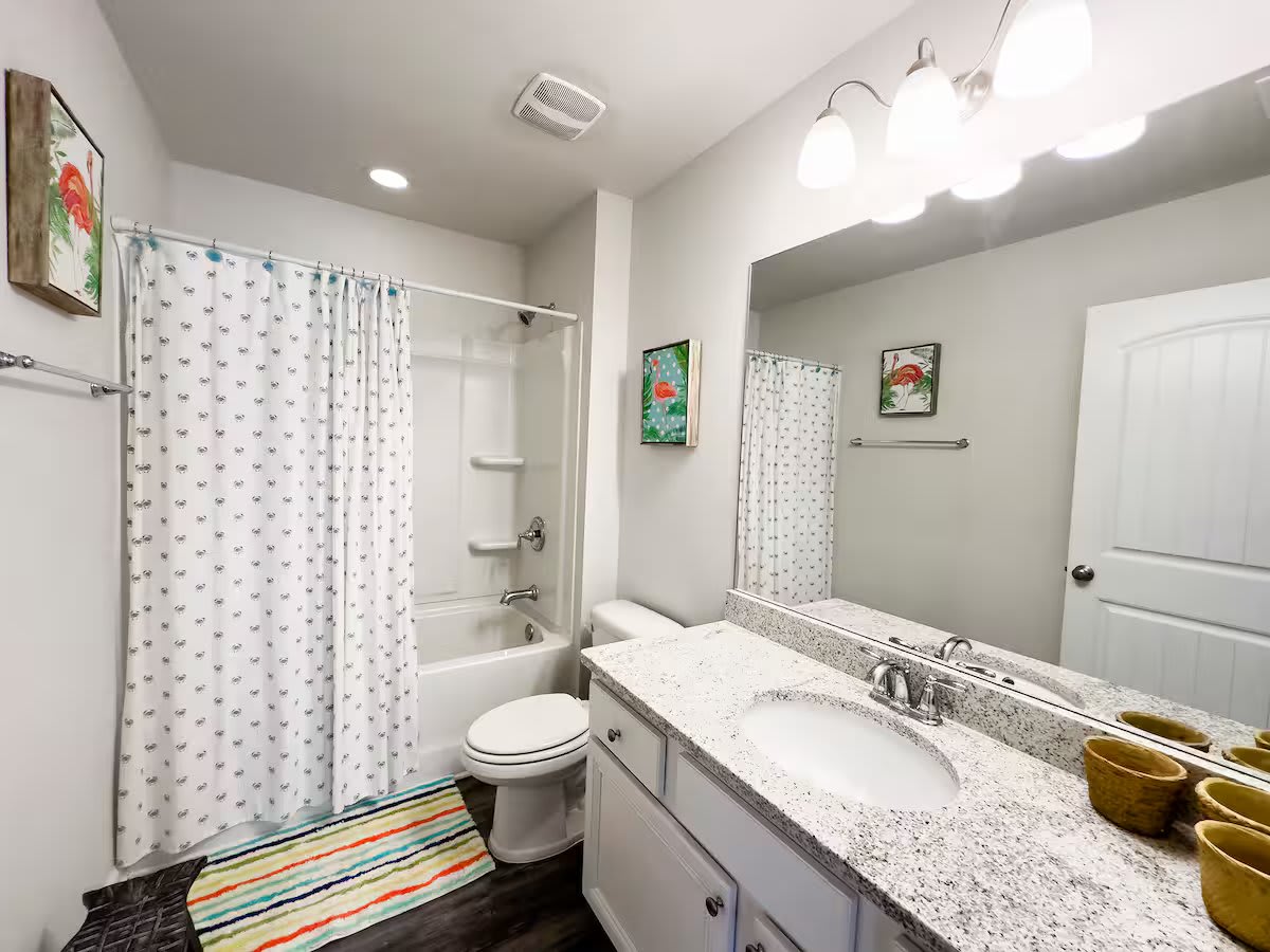 Hall bath with bathtub