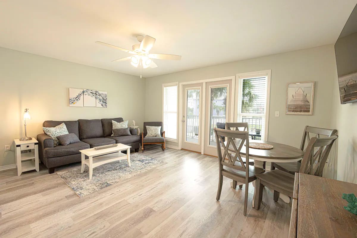 Spacious area ! Dining Table. Plus, counter stools at bar area.