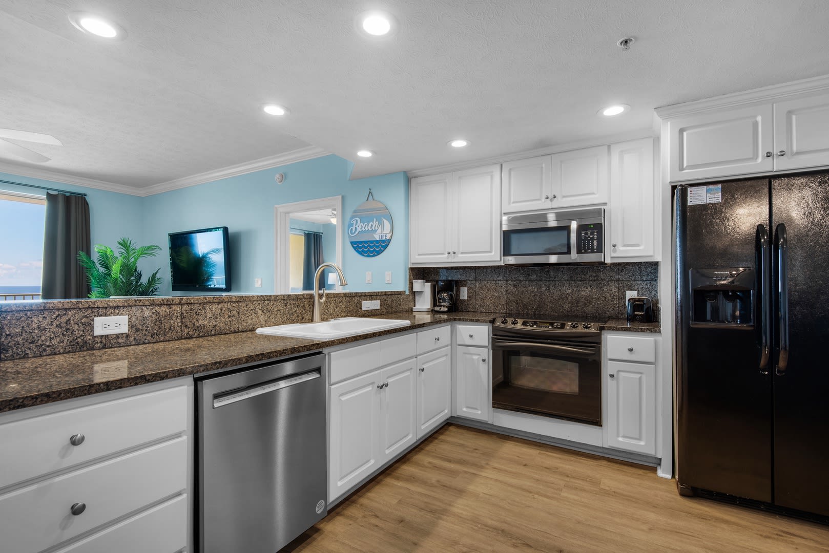 Kitchen has everything thing you need to enjoy your vacation 