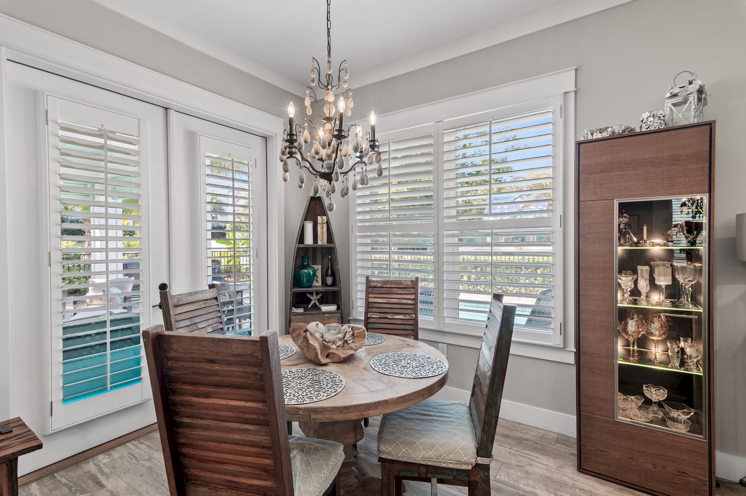 Breakfast nook area overlooking pool