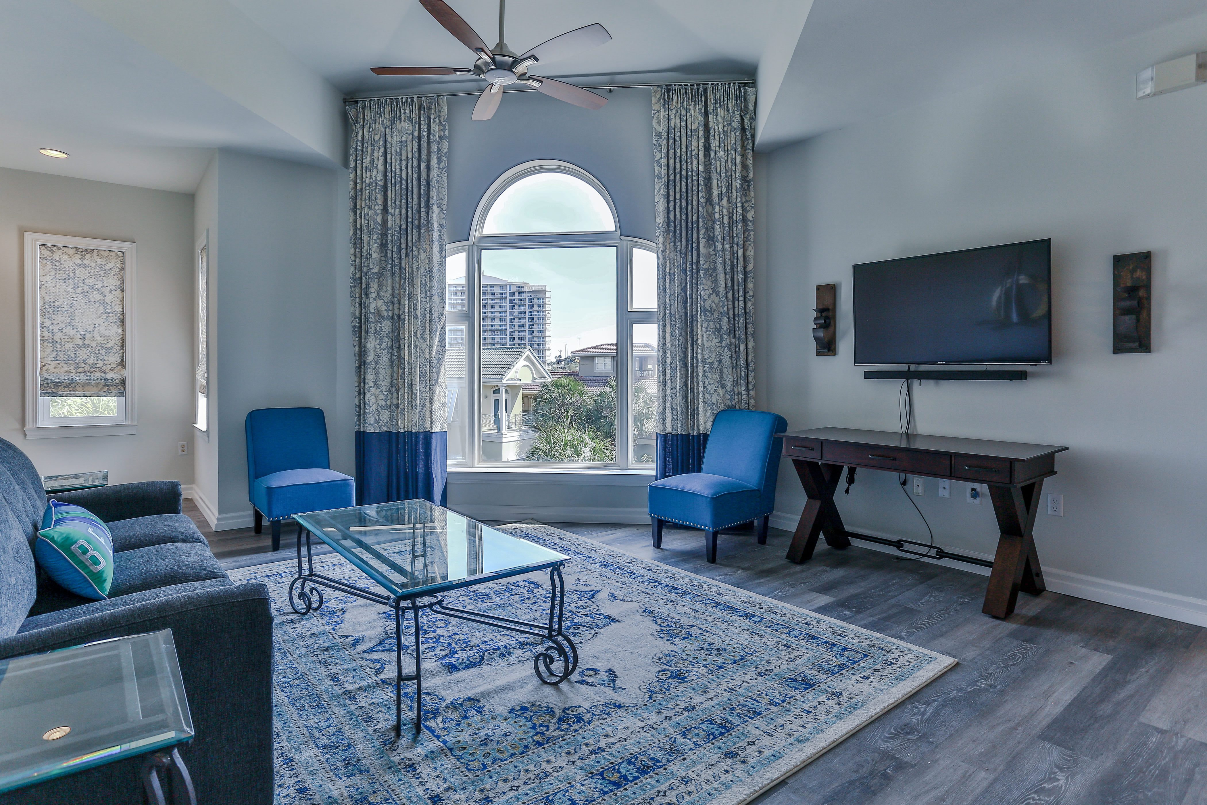 Loft, smart TV/sound bar, beautiful views, new sleeper sofa, balcony access 