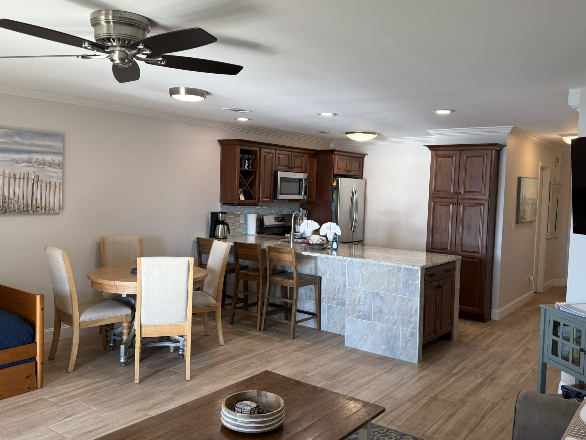 Kitchen with Eat In Bar 