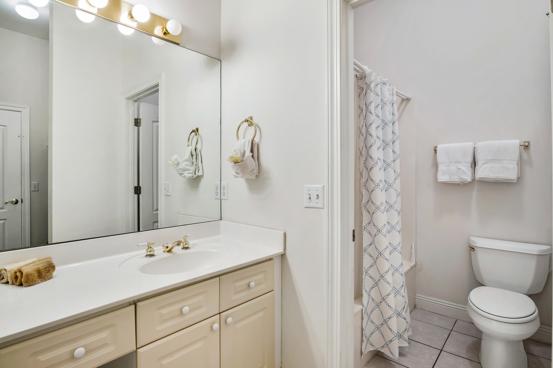 Bath off King guest BR