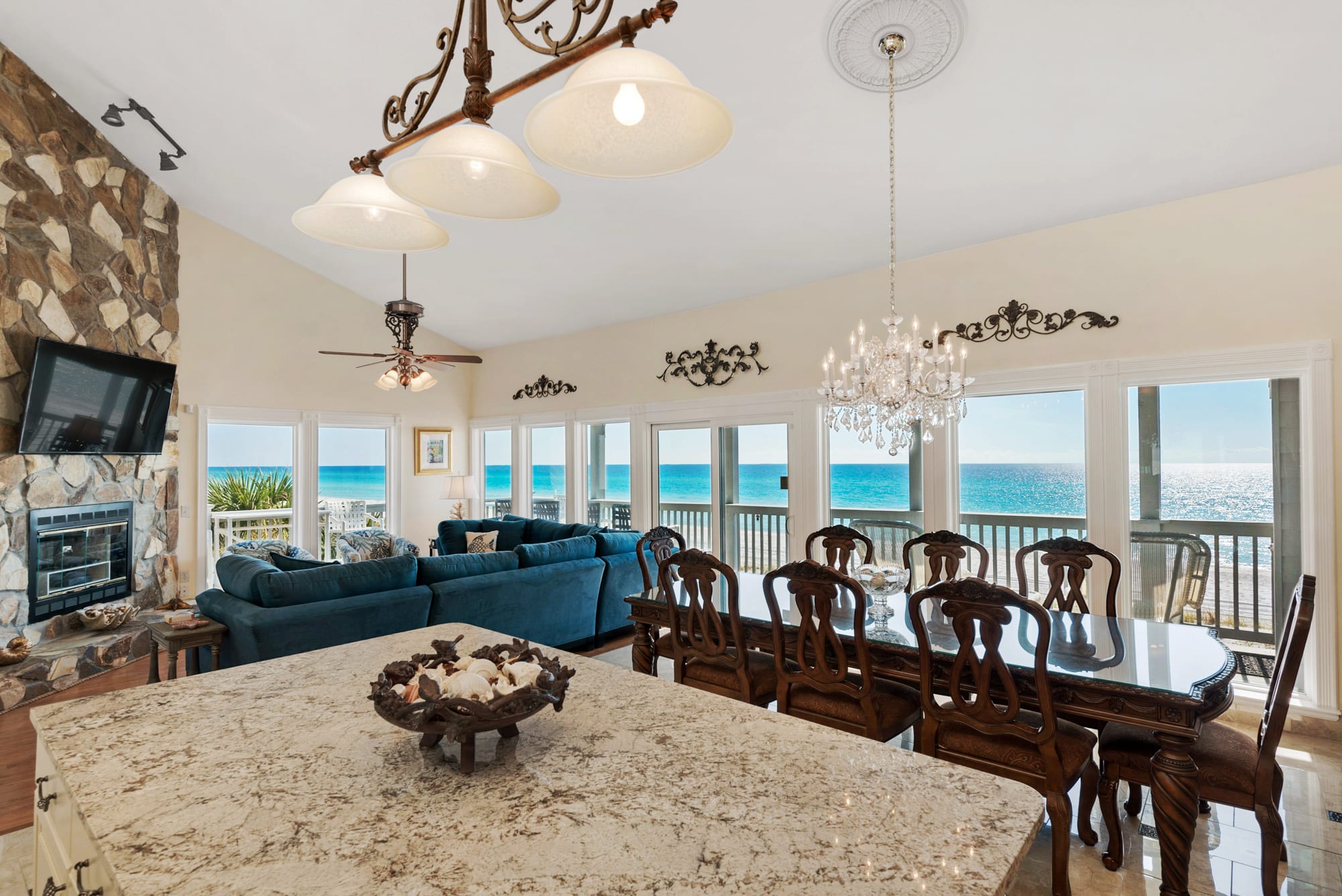 Family room and dining room, 10-floor to ceiling windows, gorgeous ocean views