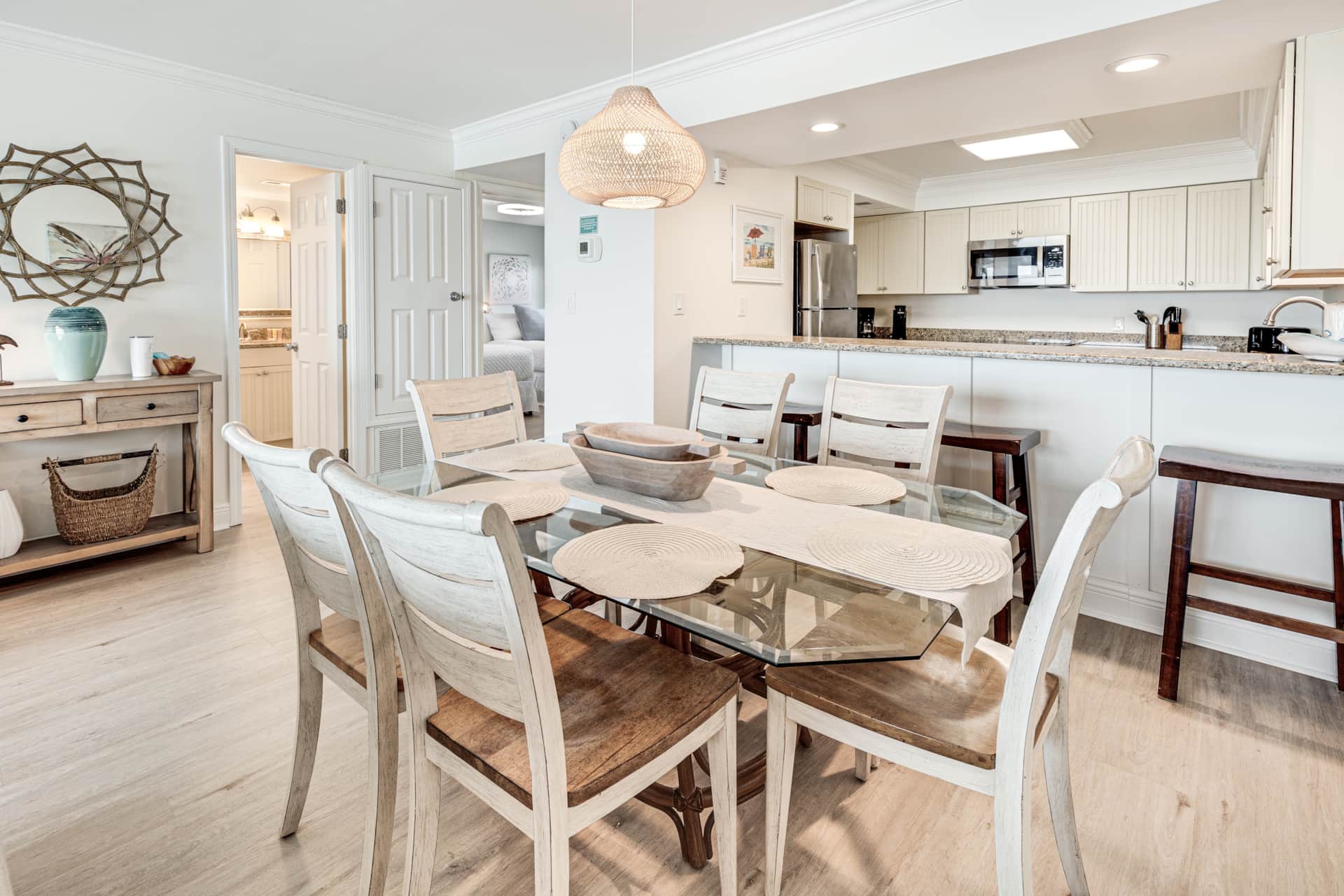 plus 3 more seats at the bar!