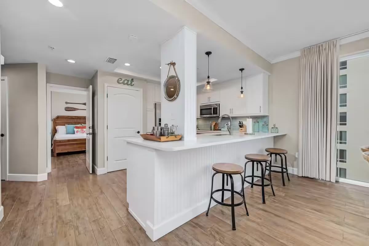 Breakfast Bar with white quartz countertops matching Navarre's white quartz sand.