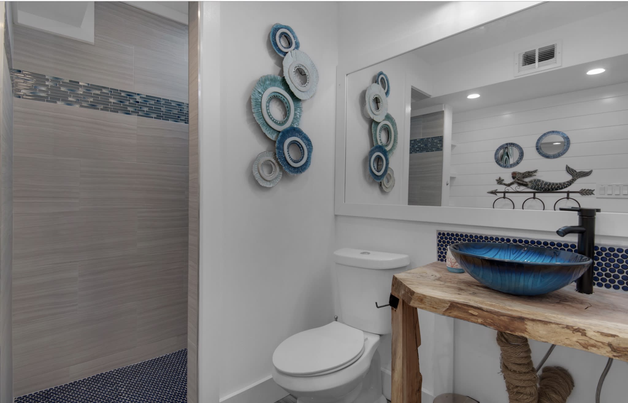 Private master bathroom 