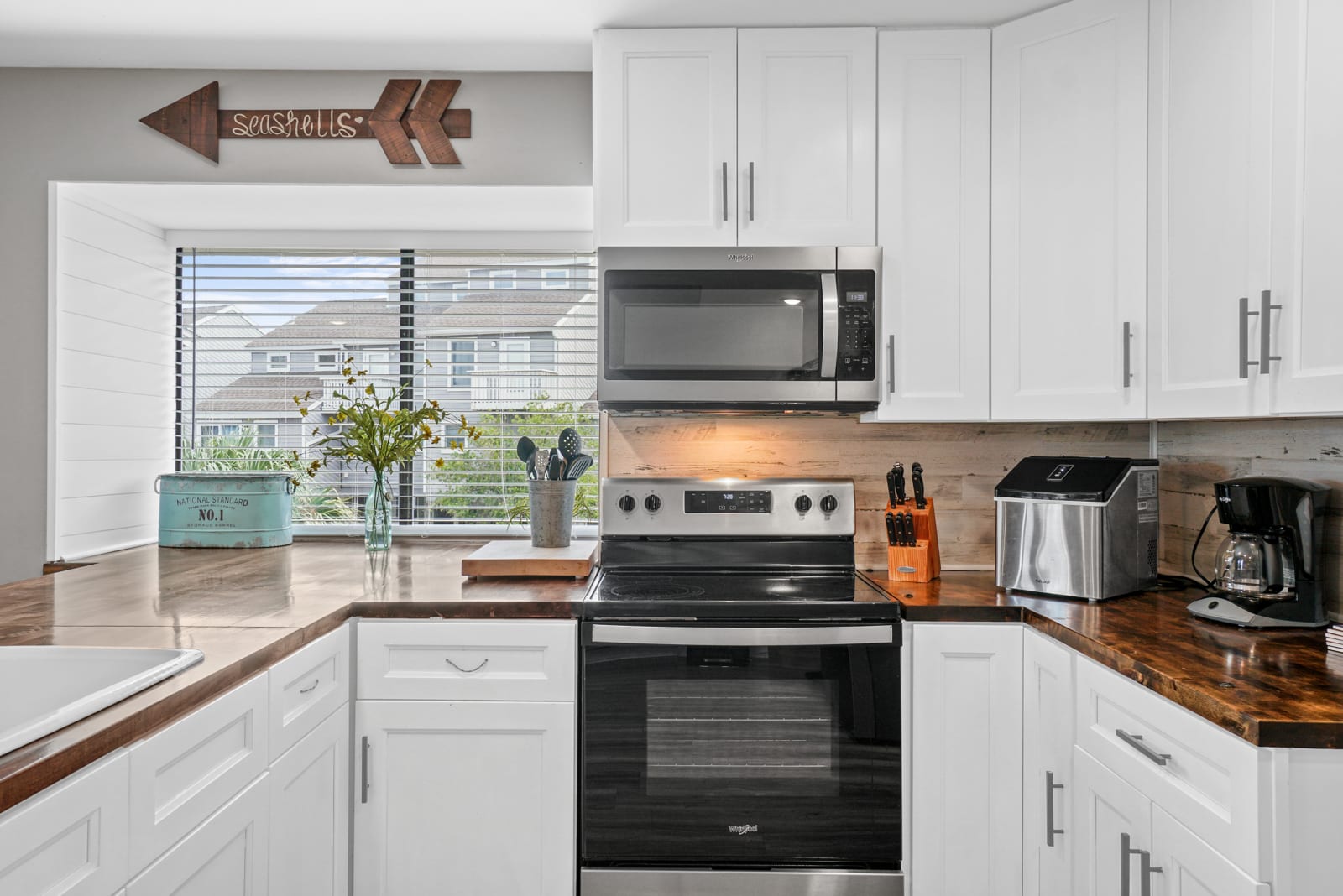 Full kitchen with ice maker 