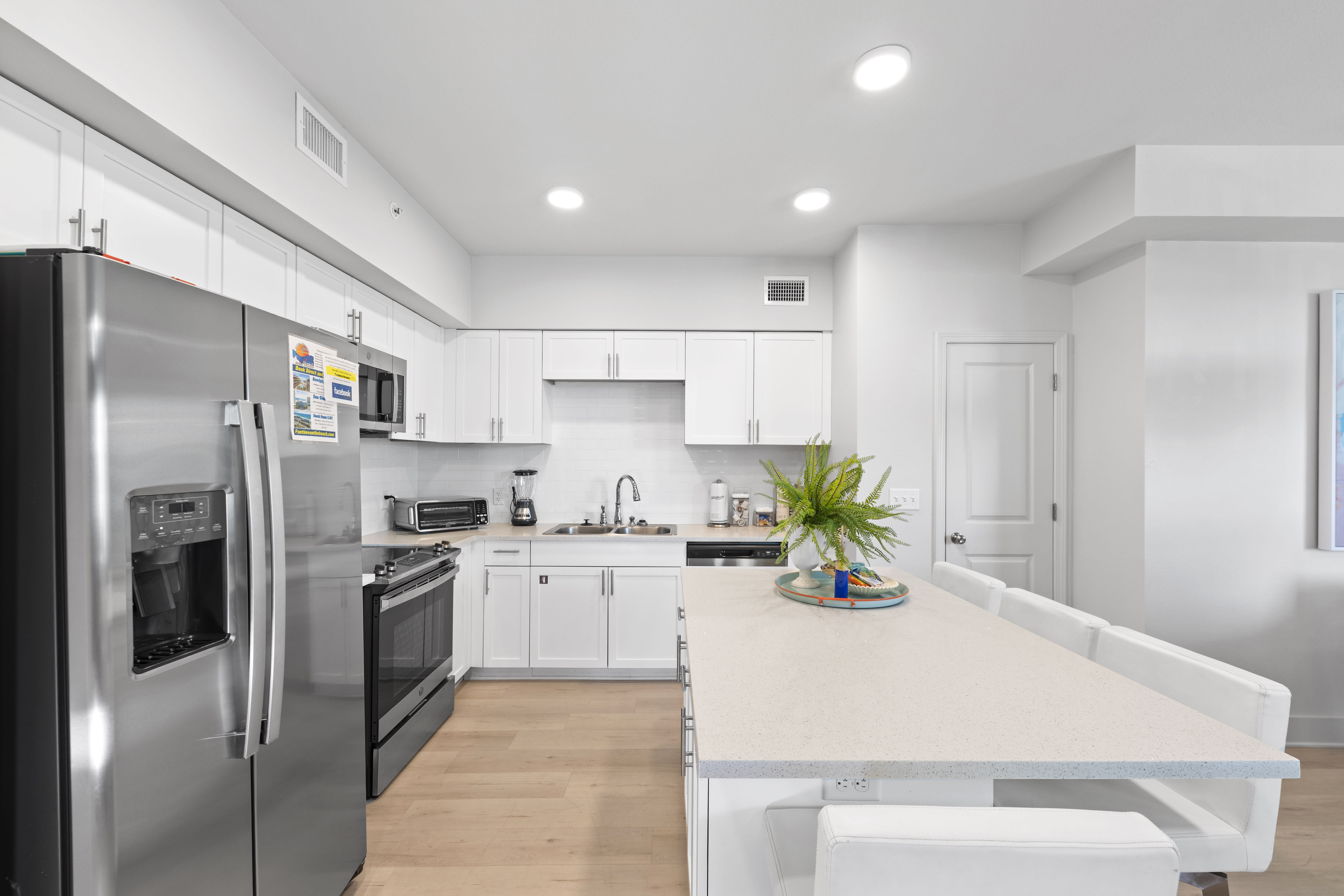 Spotlessly CLEAN and well stocked full kitchen