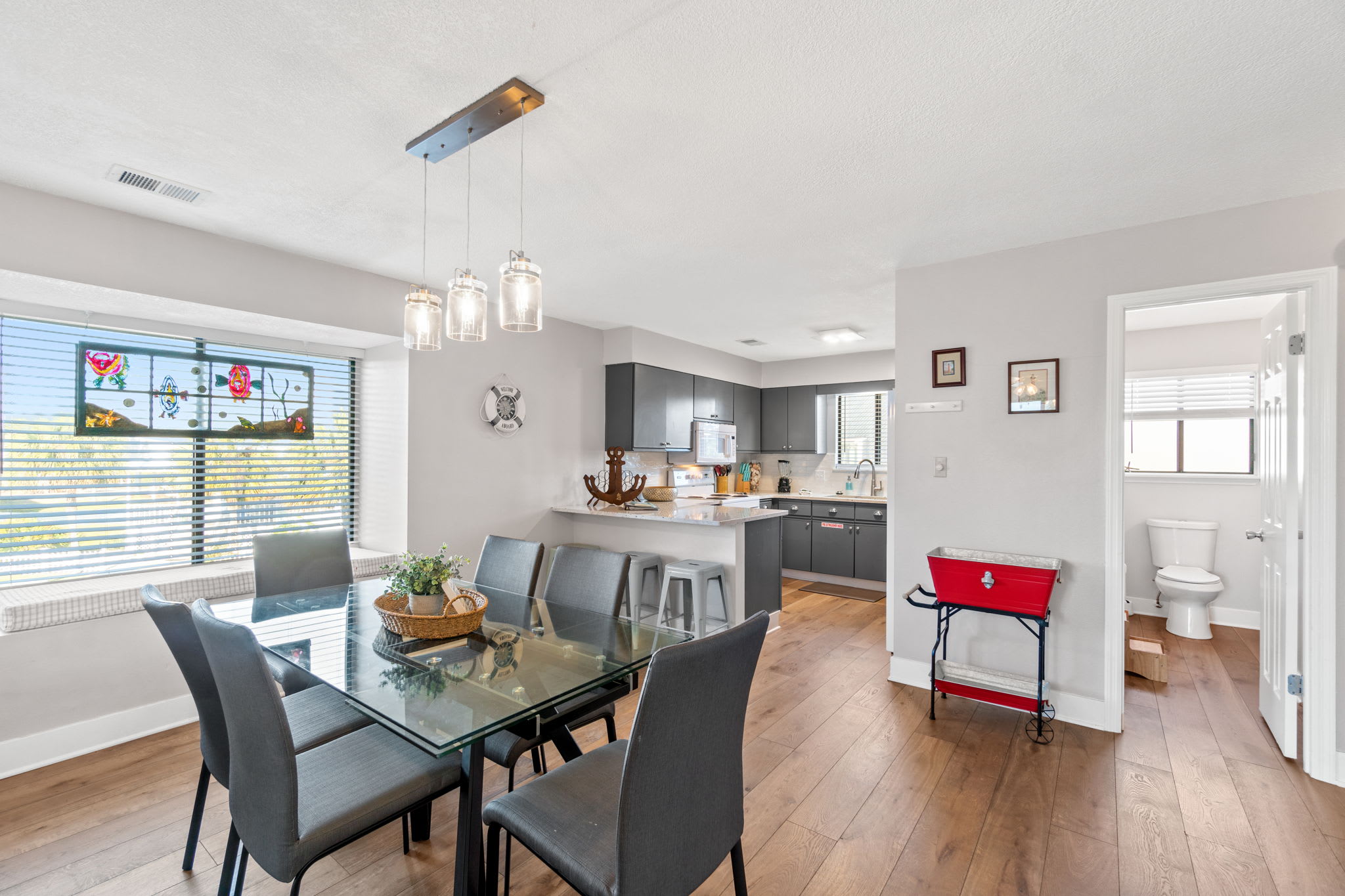 Dining room seats 6. 