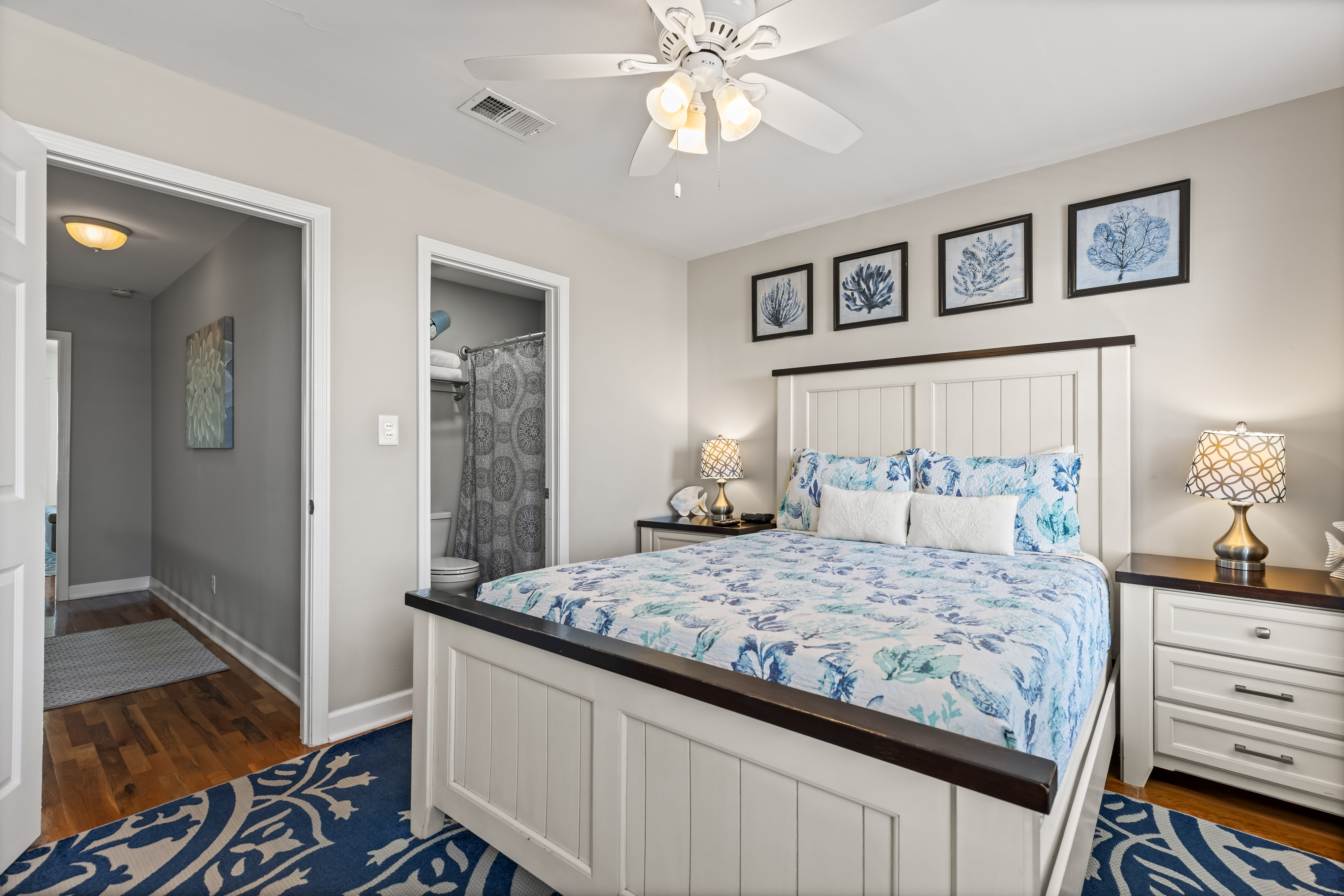 Upper floor Roadside Bedroom with a Queen Bed and private Bathroom