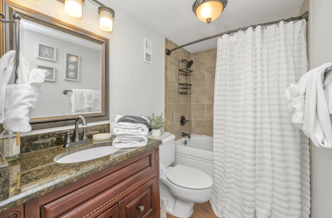 2nd Bathroom Tub/Shower 