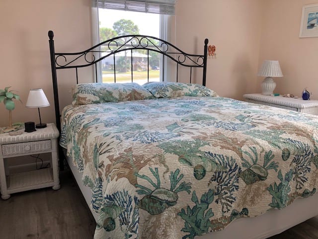 Second master with king size bed