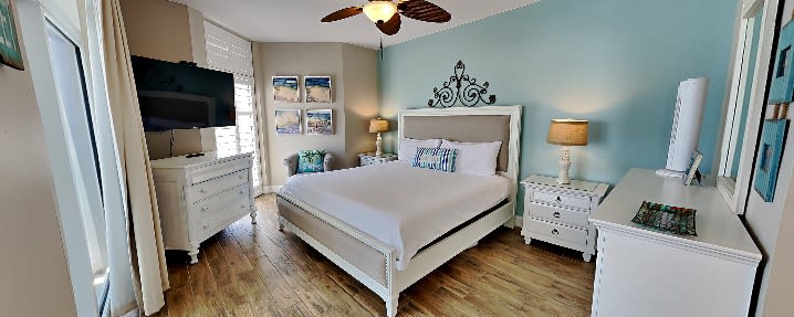 Master King with balcony access