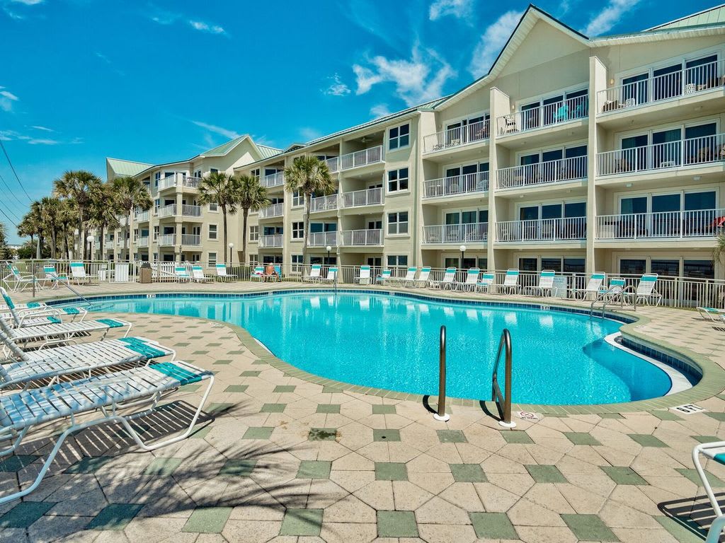 Maravilla Front Pool Faces Beach