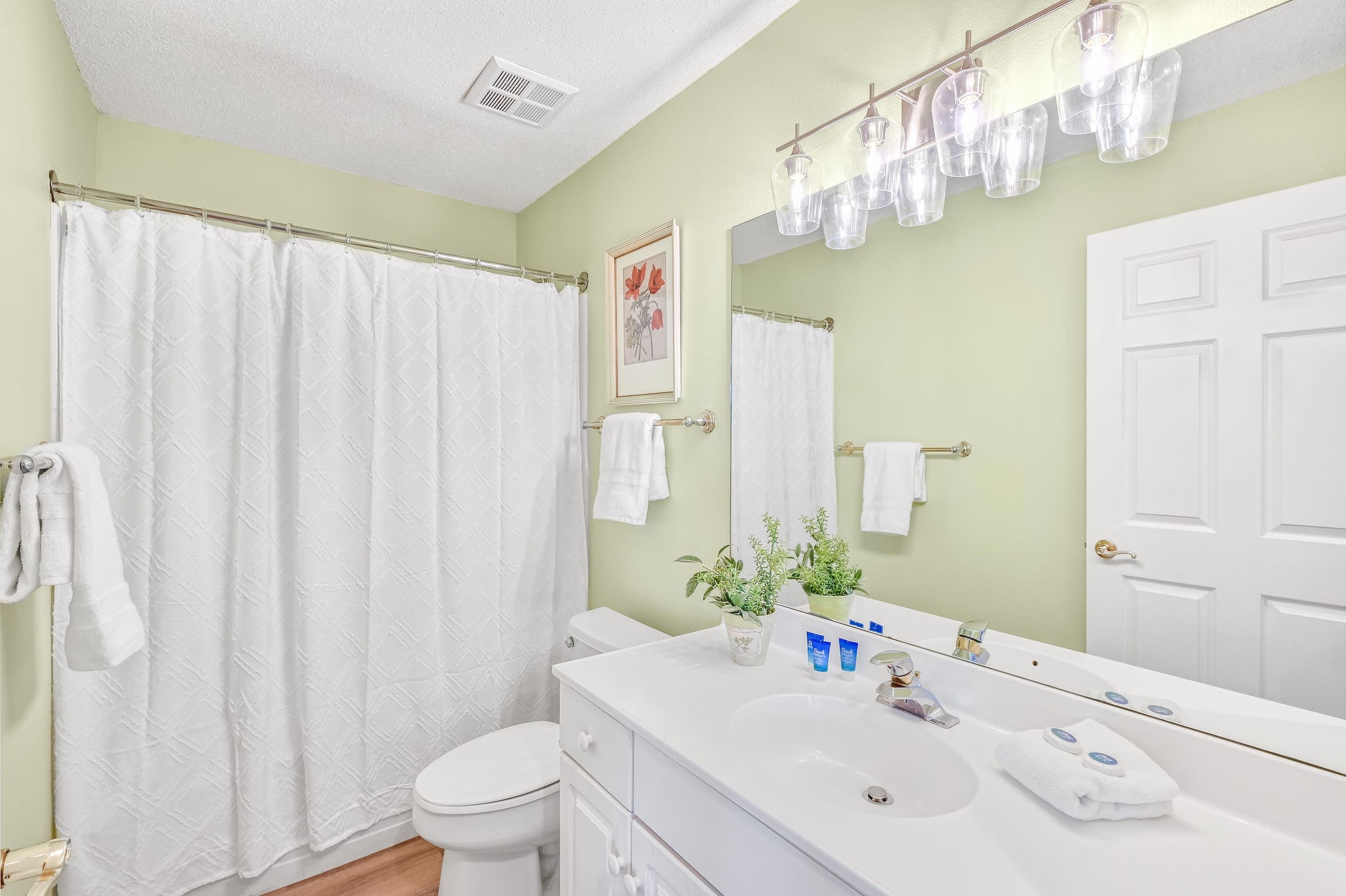 Hall Full Bath next to bunk room