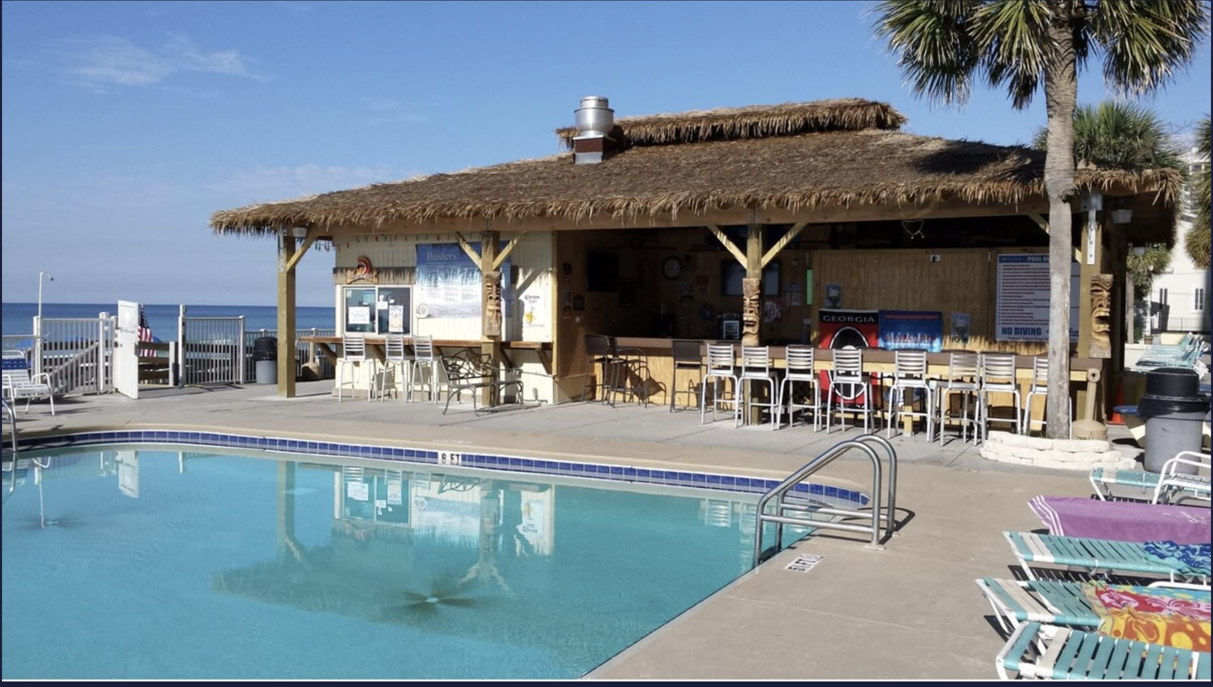 Tiki Bar between the pools