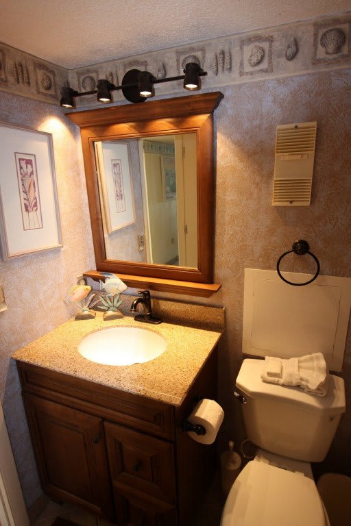 2nd full bathroom in hallway