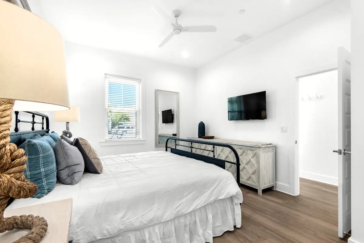 Vista-16 Bedroom 1 Pic2: 1st floor. King bedroom with private bath (sleeps 2)