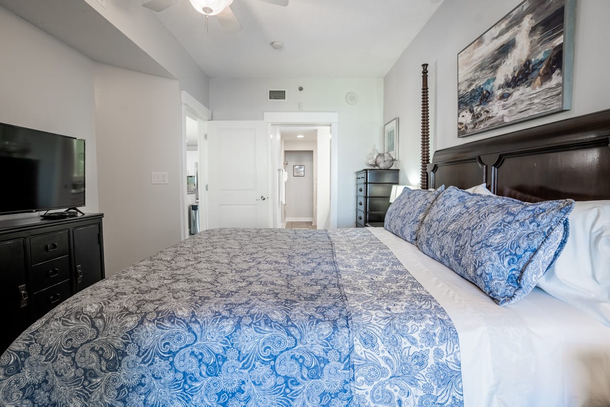 Master bedroom, Gulf Views, Balcony Entrance, Private bath, King bed, Smart TV