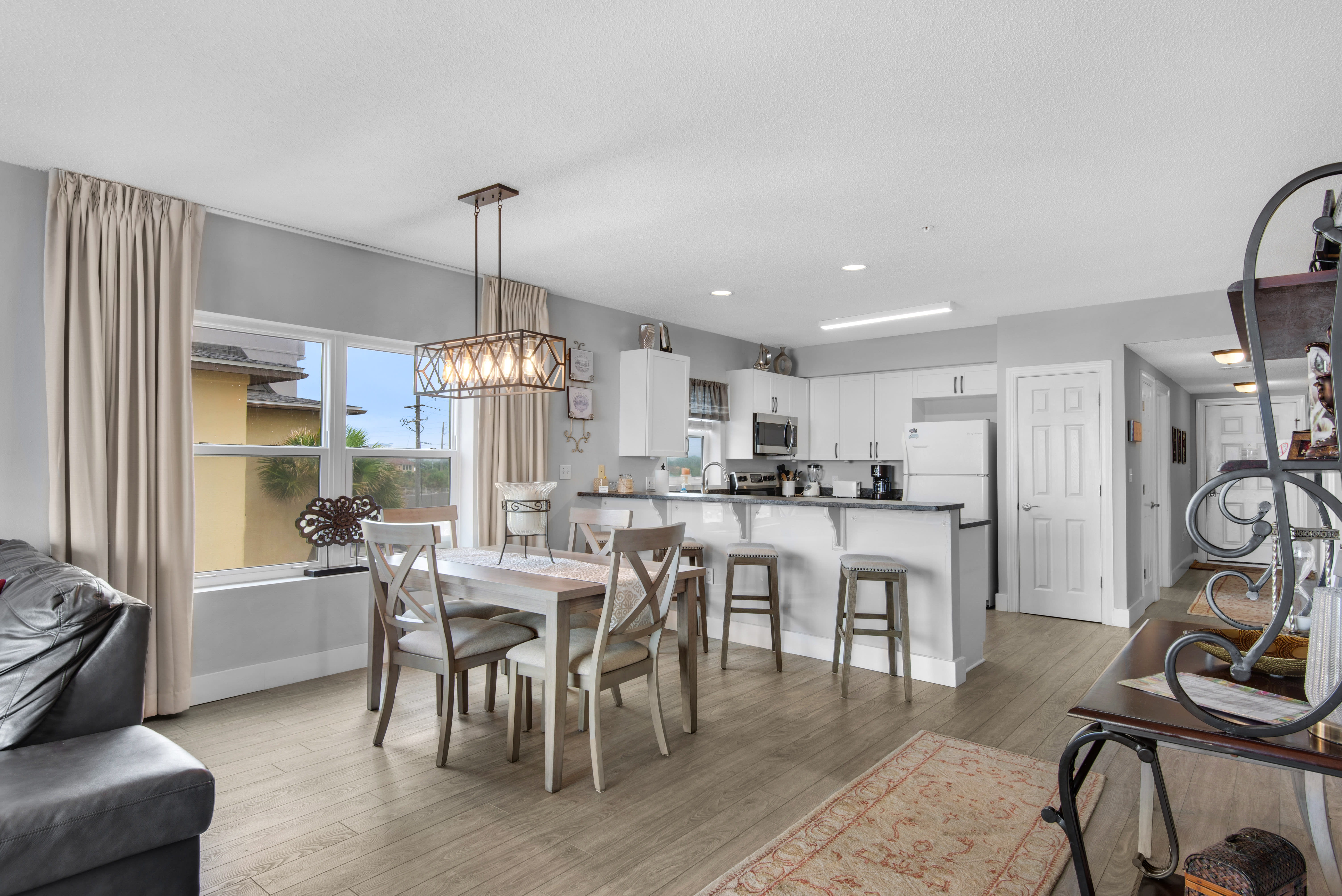 Dining and Breakfast Bar