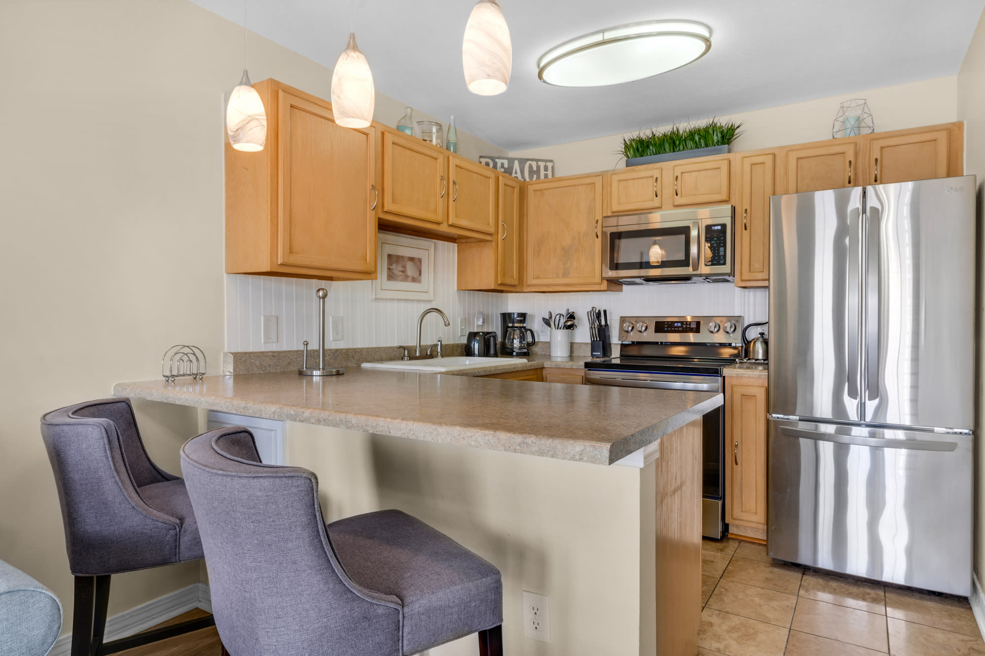 Kitchen with eat at bar