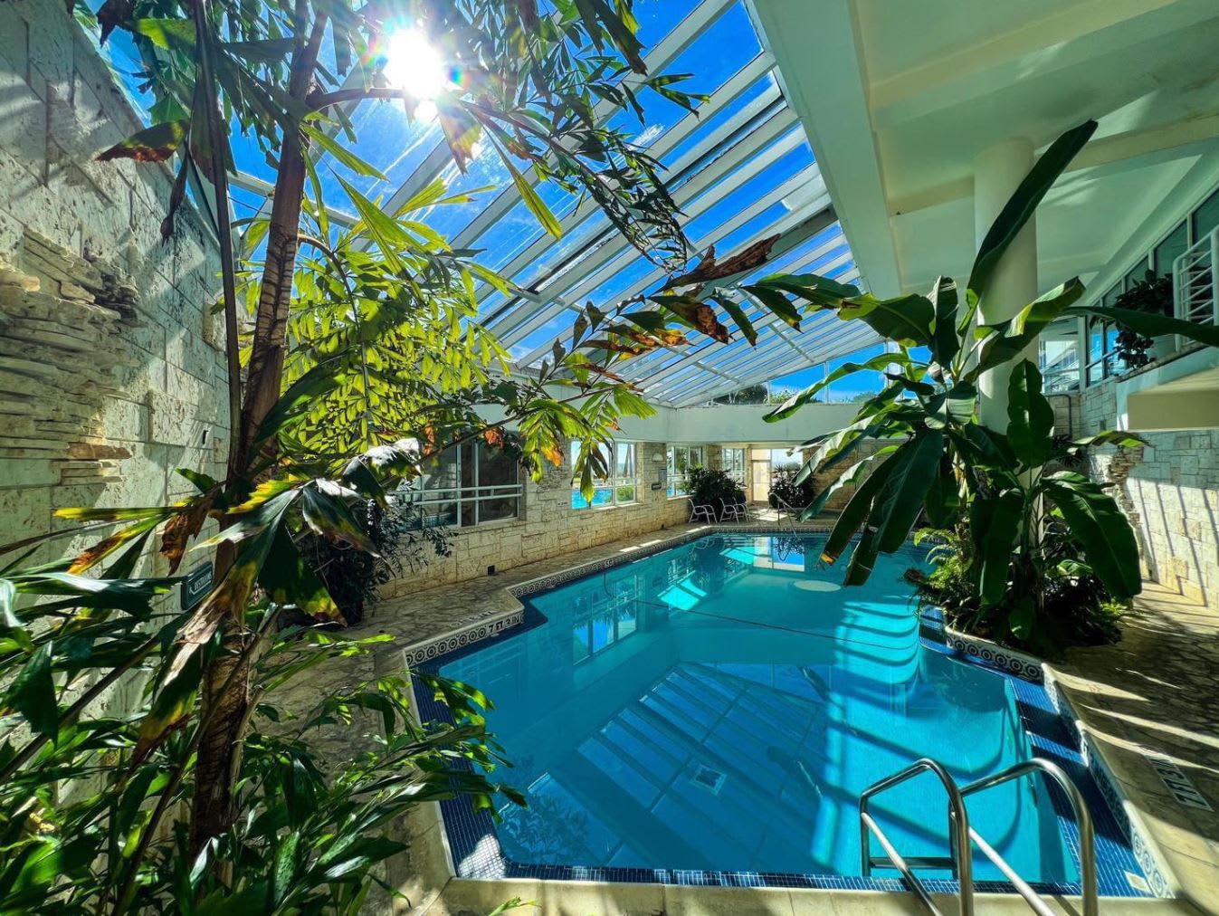 Heated Indoor Pool/Hot Tub &amp; Sun Room. 