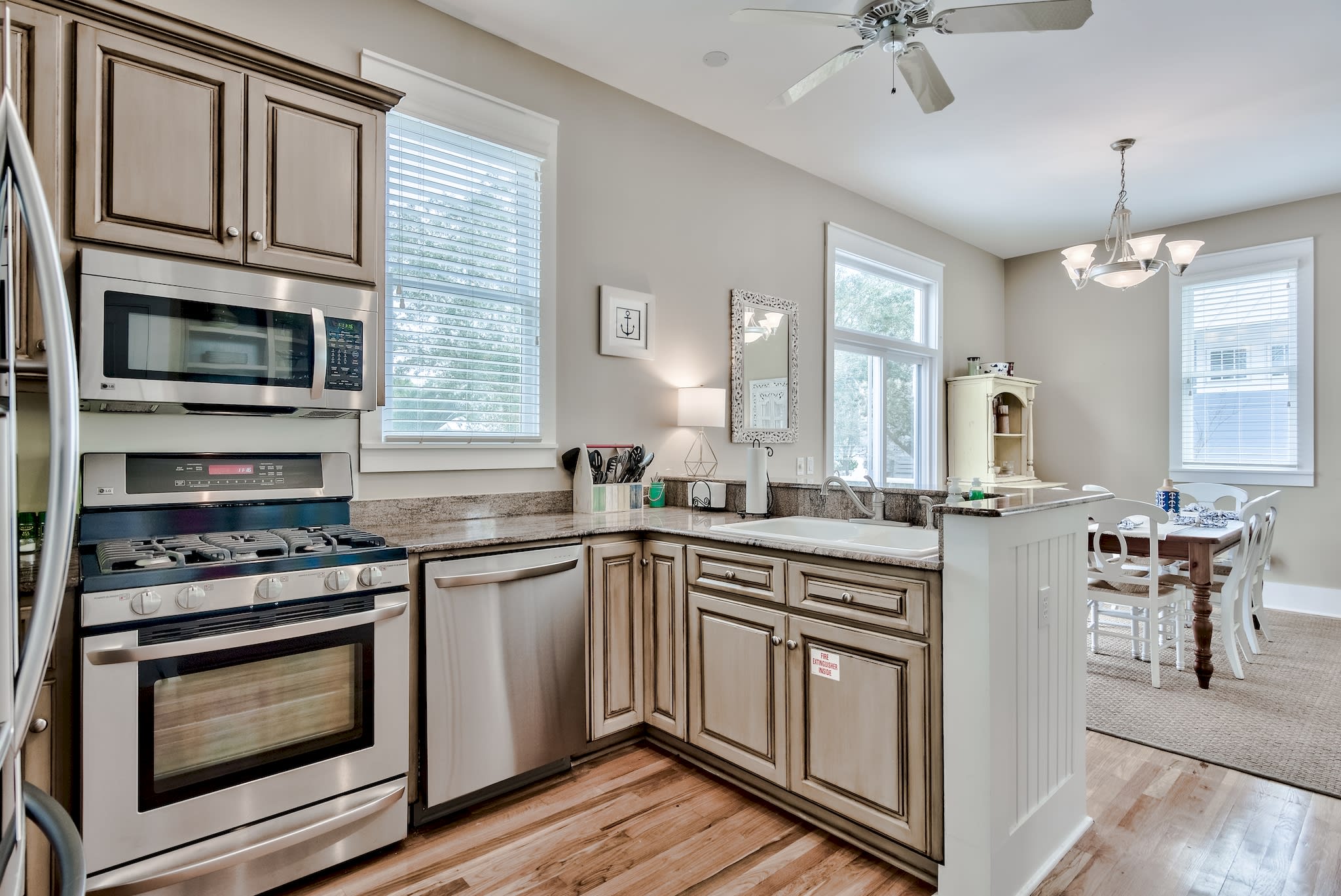 Kitchen perfect for preparing your family meals on vacation!