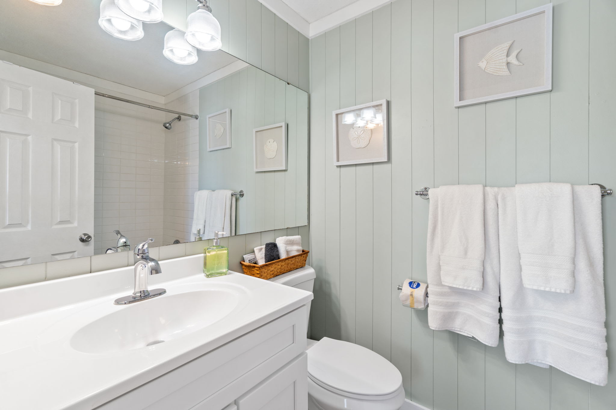 King bedroom's en suite. Shower/tub combo. 