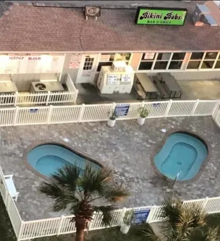 Bikni Bob's on site bar and grill - 2 hot tubs