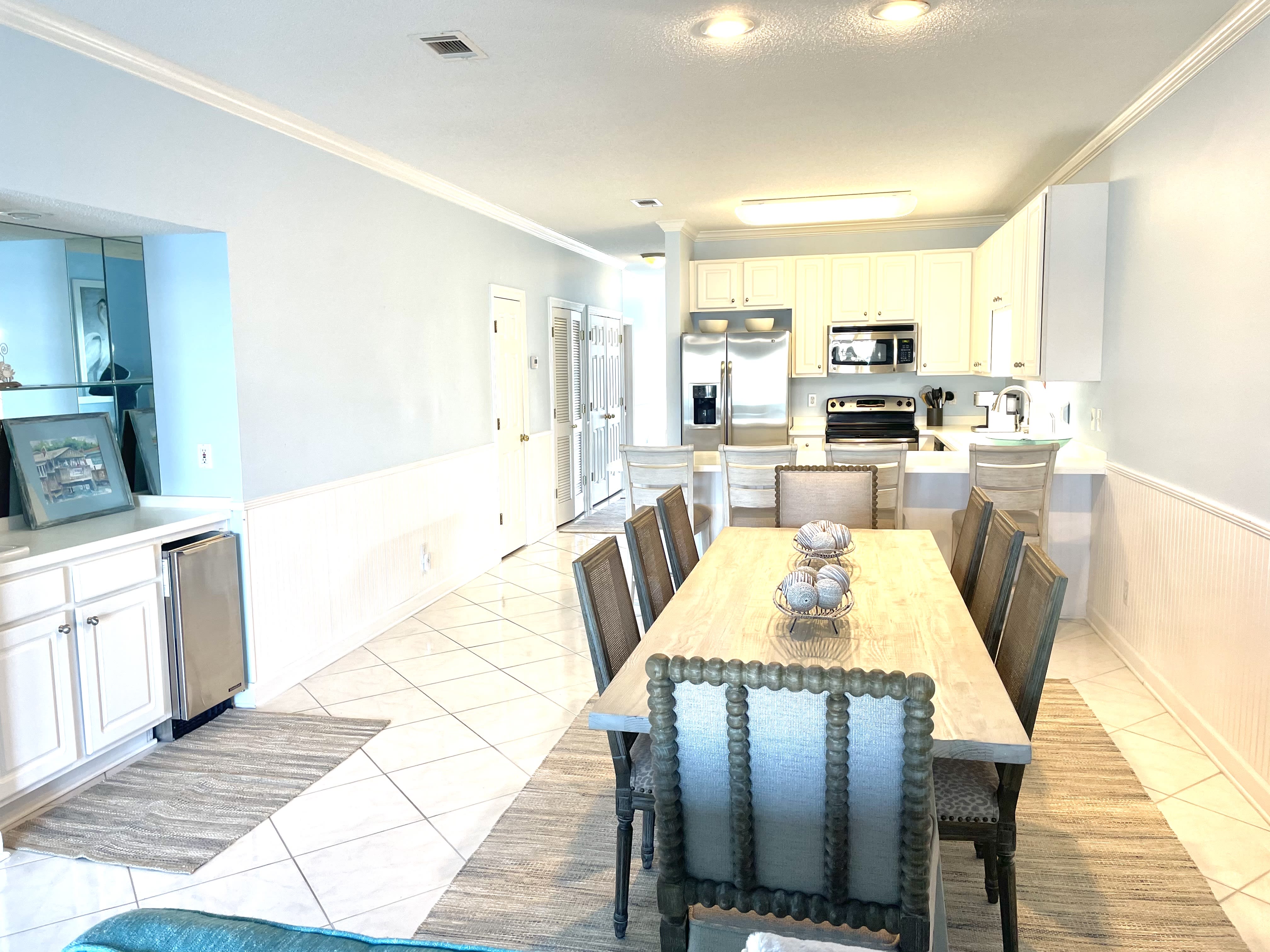 DINING TABLE SEATS 8, WET BAR (WITH ICE MACHINE) &amp; EAT-IN COUNTER BAR SEATS 4 