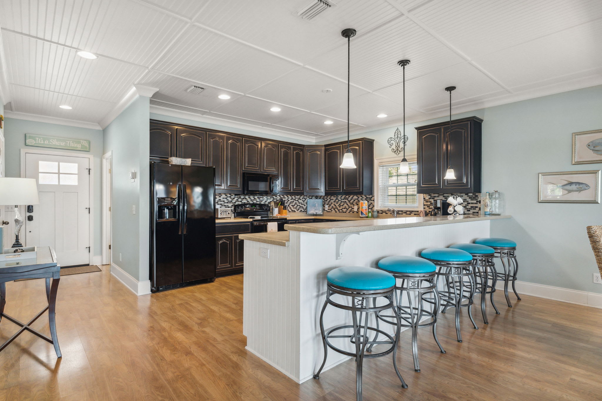 Fully equipped kitchen and bar stools