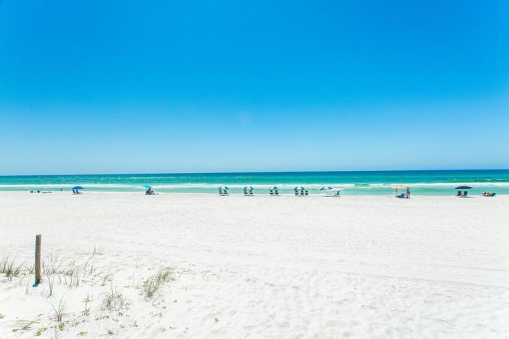 Beach in front of Commodores Retreat