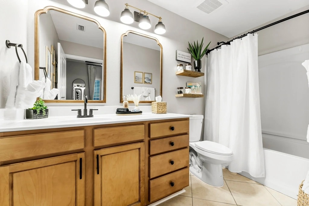 The en-suite bath off the main bathroom has a shower/tub combo. Amenities include Hairdryer, Handsoap, Makeup Wipes, Tissue, Cotton Swabs, Hair Ties and Makeup rounds.