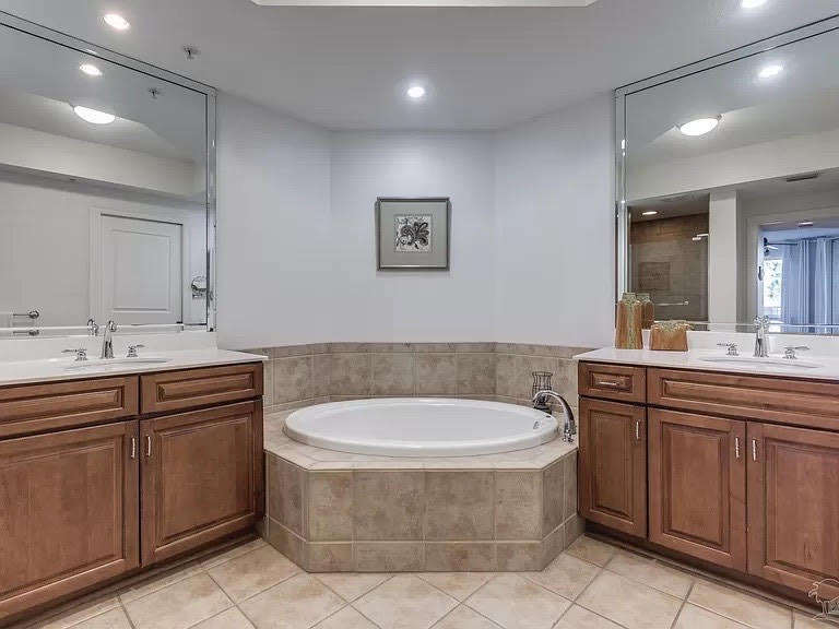 Soaking tub in Master